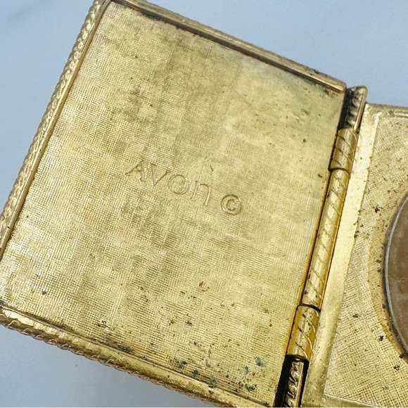 Vintage 1971 Avon Memory Book Solid Perfume Compact Scroll Vanity Collectible - Picture 4 of 12